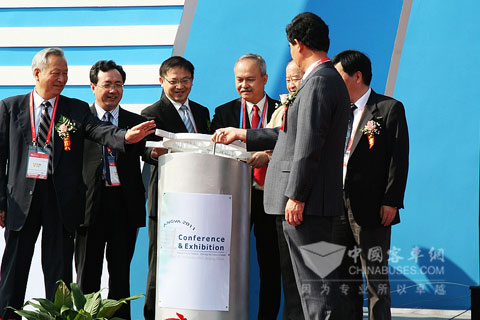 安凯客车副总经理程小平(左三)出席开幕式