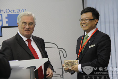 世界客车联盟主席LUK给金龙客车颁第24枚BAAV特别奖牌