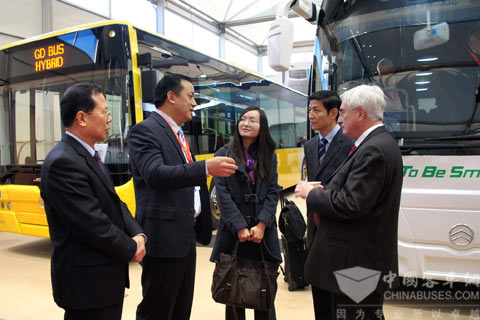BUSWORLD创始人LUC(右一)和中国驻比大使廖力强(右二)参观金旅展台