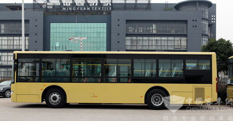 XMQ6106G根据几内亚的气候、路况进行优化设计,提高了车辆可靠性