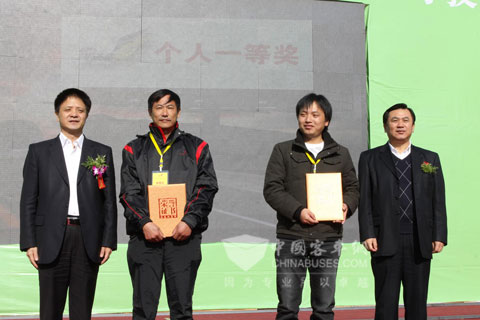 交通运输部副部长冯正霖、福建省委常委、副省长张志南给冠亚军颁奖