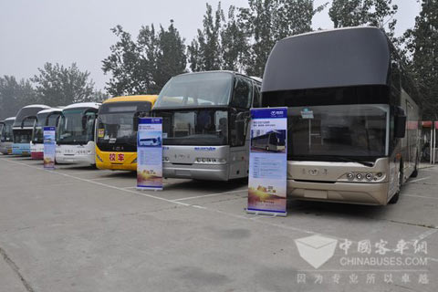 青年客车“超越之旅”巡展北京站展车