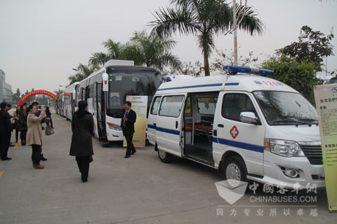 参加大金龙专用车推广会的医疗卫生系统代表参观样车