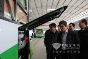 欧阳明高参观恒通快速充电电动客车