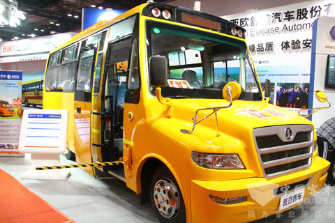 陕汽欧舒特SX6720XDF型专用校车在首届校车展览会上震撼亮相