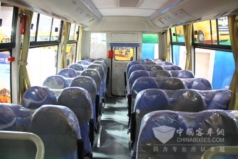 陕汽欧舒特SX6720XDF型专用校车在首届校车展览会上震撼亮相
