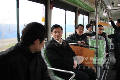 钟志华院士（左二）试乘恒通纯电动客车