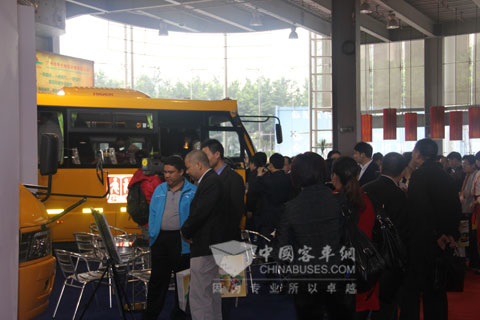 海格校车展台前人流攒动