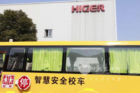 海格智慧安全校车应急破玻逃生装置启动，瞬间击破钢化玻璃