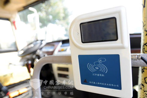 新一代"长鼻子"智慧安全校车苏州金龙下线
