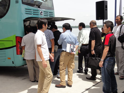 与会各界人士参观恒通客车