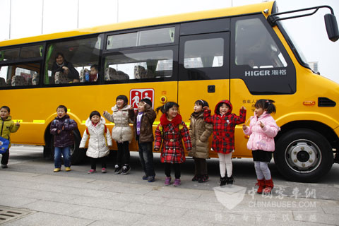 学童放学后乘坐海格智慧安全校车回家