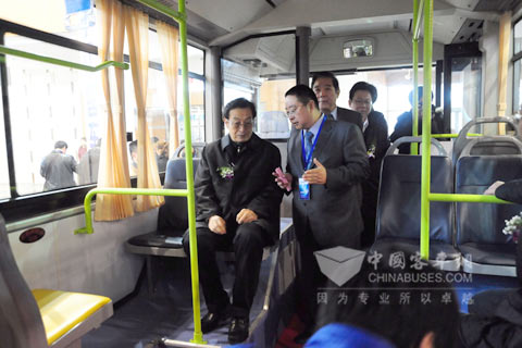 原国家建设部副部长赵宝江试乘扬子江纯电动城市客车