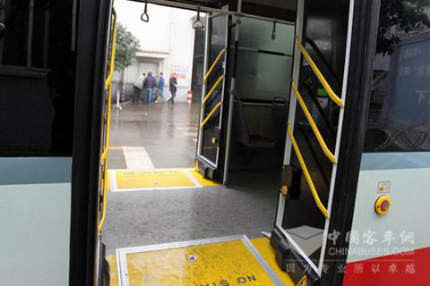 成都客车股份有限公司成功研发18米双侧开门BRT公交车