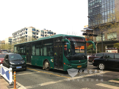 杭州街头的宇通新能源公交车