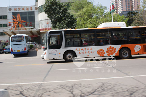 运行在洛阳市公交6路线上的中通LCK6103GC