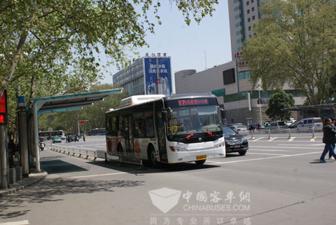 运行在洛阳市公交17路线上的中通LCK6103GC