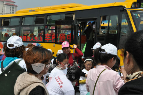 巡展现场的市民及孩子们前来参观体验中通校车