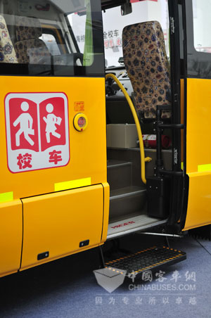 海格智慧安全校车伸缩踏板方便孩子上下车