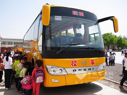 同学们争相体验安凯校车