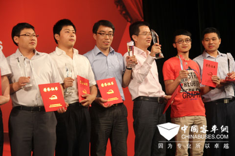 申龙客车技术中心副主任张才权(右三)上台领奖
