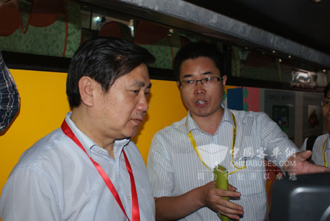中国交通部副部长冯正霖详细了解中通LNG气瓶安装情况