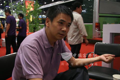 重汽豪沃客车副总经理罗高华接受记者采访