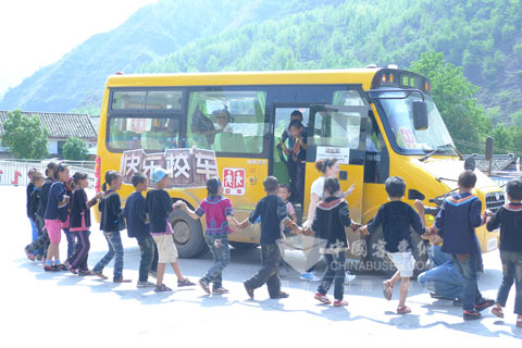 索玛的彝族学生兴高采烈体验海格快乐校车