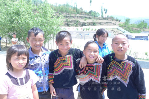 索玛花爱心学校淳朴可爱的彝族学生