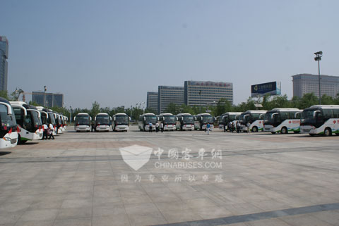 排列整齐的18辆中通儿童福利院专用客车
