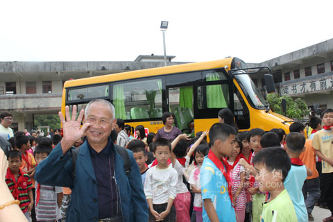 接回海格快乐校车十九公和孩子们乐开花