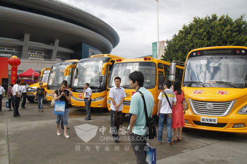 金龙智慧校车在现场展示
