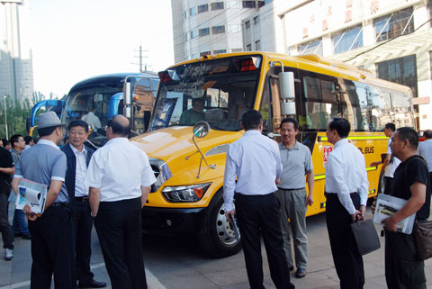 与会客户现场品鉴大金龙年度系列新车