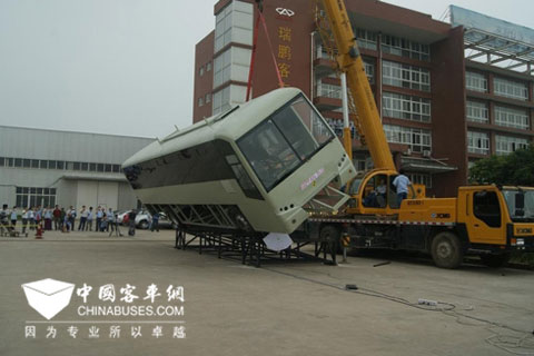 44.6°侧翻前角度的瞬间定格