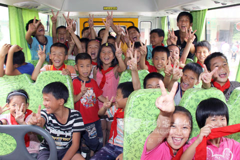 第一次坐上海格校车，孩子们十分开心
