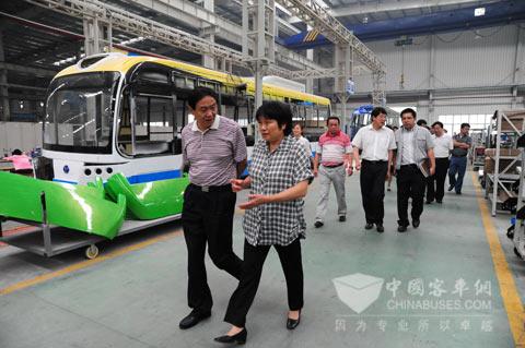 武汉市委常委冯记春、武汉市委副秘书长袁堃、东西湖区委书记张平等领导一行参观了扬子江汽车联合厂房