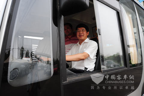 武汉市委常委冯记春试驾扬子江新一代混合动力系统客车