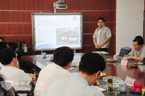 扬子江汽车总经理助理熊宇向冯常委以及在座的领导们汇报了公司新能源汽车项目的发展情况