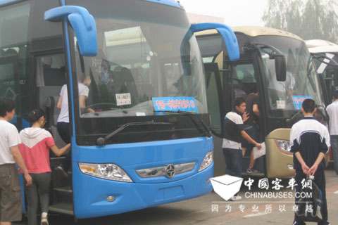 亚星客车助阵泰安宁阳考生参考