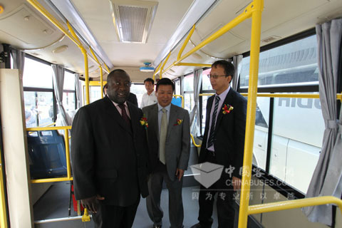 我驻赞比亚大使参赞与赞交通部长参观海格公交车