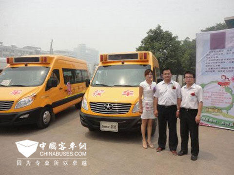 与会人员在江淮校车前合影