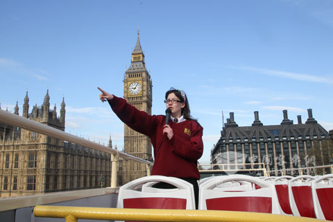 BIG BUS工作人员向游客介绍伦敦的景点