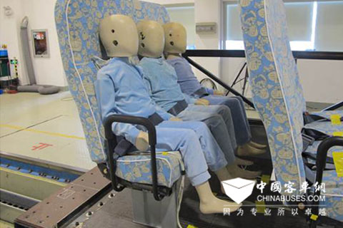 中国校车座椅第一“碰”宇通撞出安全新高度