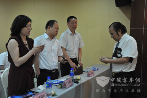 英康汇通财务总监熊静与与会嘉宾亲切会谈