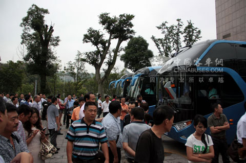 客户现场参观大金龙展车