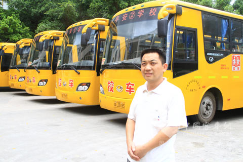 负责校车安全的平安学校教导处主任杨德武