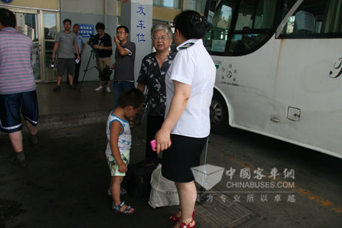车站服务人员正在与带孩子的老人沟通