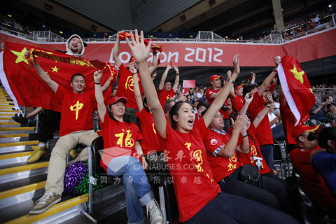 白浪与福田汽车伦敦奥运中国女排助威团一起现场为中国女排加油助威
