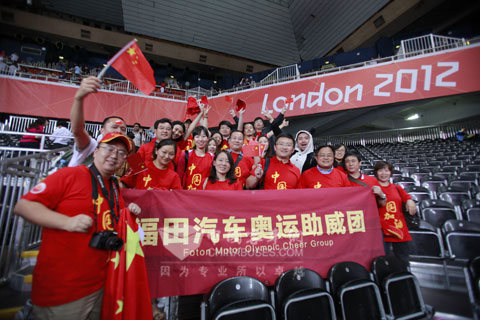 比赛胜利后福田汽车伦敦奥运中国女排助威团合影庆祝