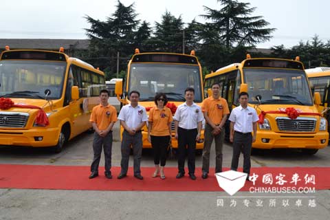 亚星领导和童安校车用户在亚星校车前留影